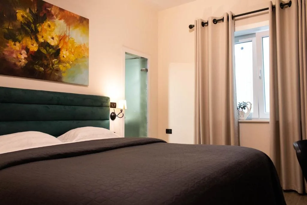 Standard King Room — Venis Hotel